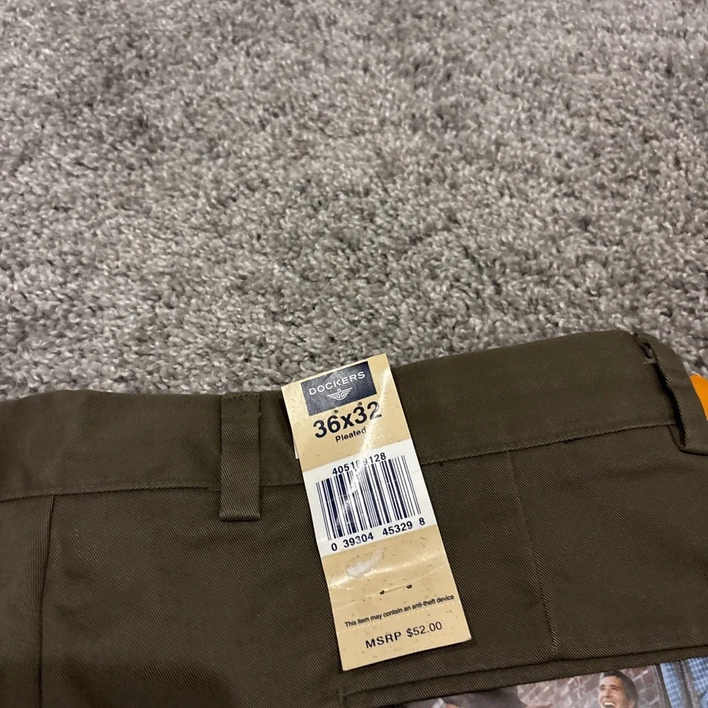 NEW DOCKERS GO KHAKIS Mens 36X32 Khaki Stain Defender Classic Fit Pleated Cuffed
